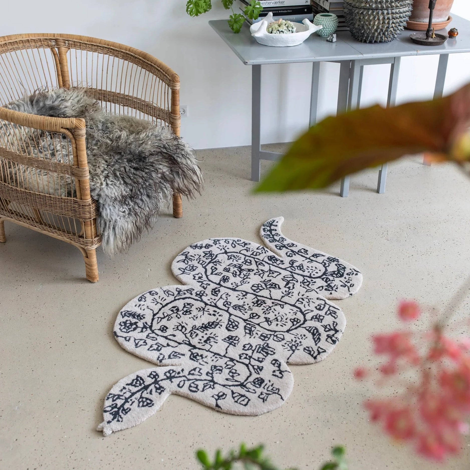 שטיח נחש - קרם & דיו